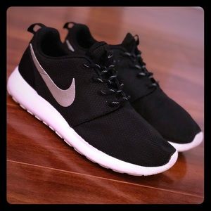 Black Nike roshe runs